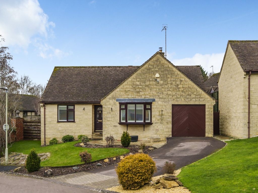 3 bed detached bungalow for sale in Manor Gardens, Woodchester, Stroud