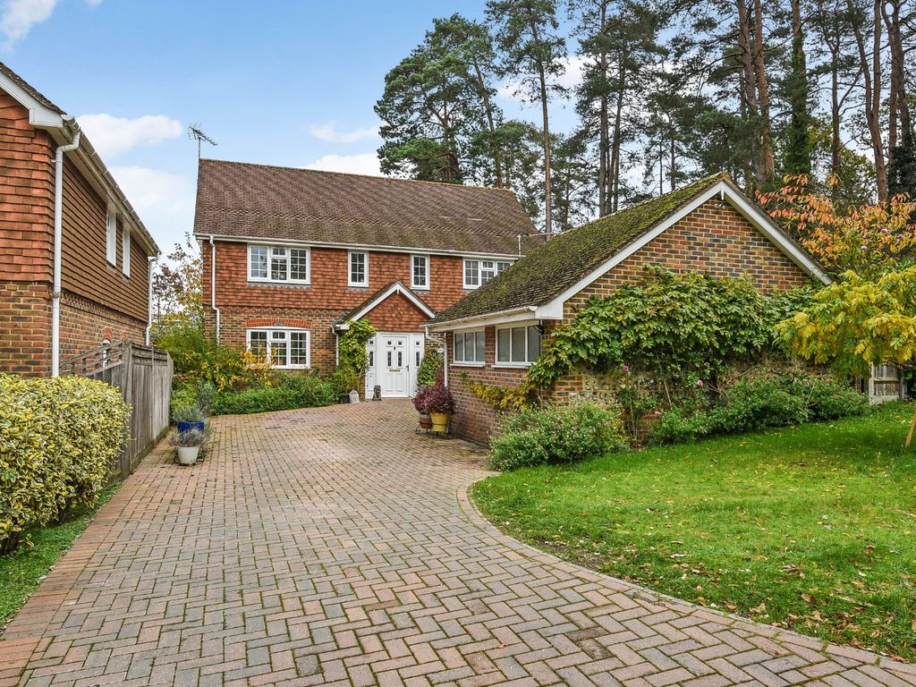4 bed detached house for sale in Oldfield Close, Bordon, Hampshire GU35