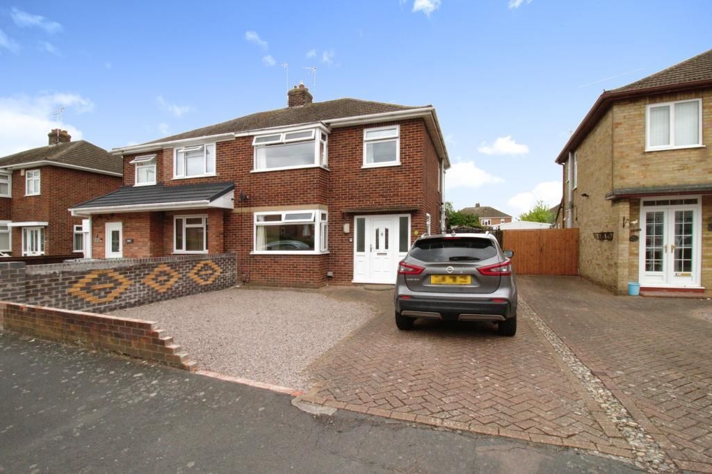 3 bed semidetached house for sale in Desborough Avenue, Stanground
