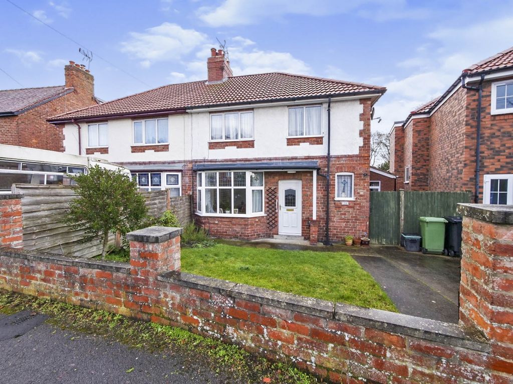 3 bed semidetached house for sale in Chestnut Grove, York