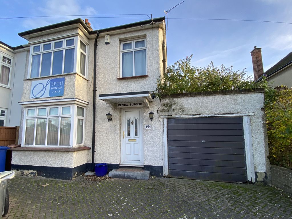 3 bed semidetached house for sale in Southend Road, Corringham