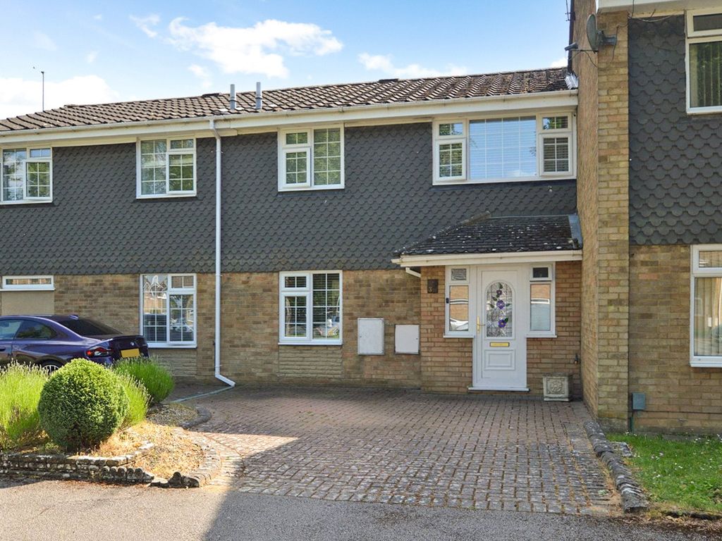 3 bed terraced house for sale in Saxon Close, Dunstable, Bedfordshire