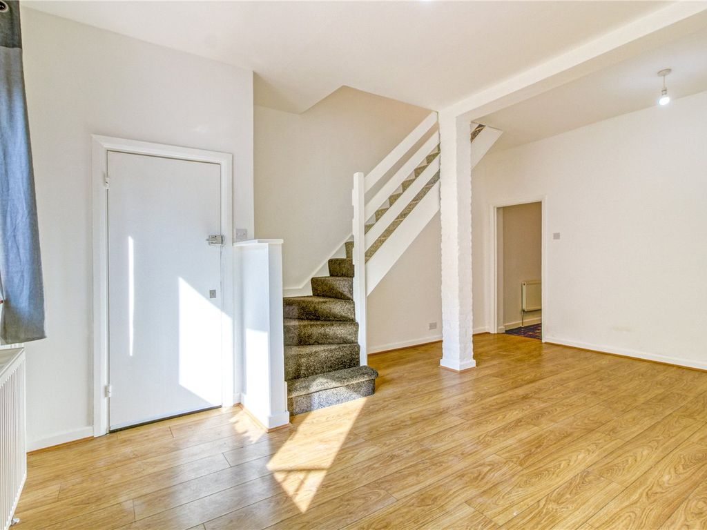 2 bed semidetached house to rent in Grove Park Road, Right Hand Unit