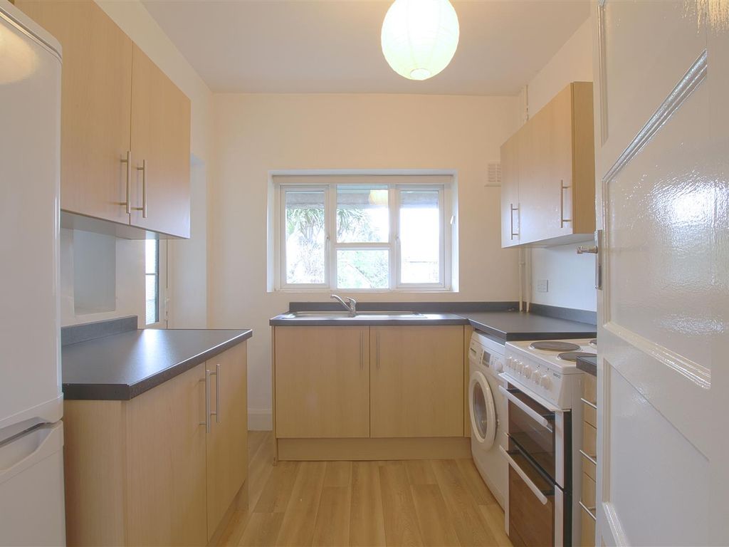 2 bed flat to rent in Boston Manor Road, Brentford TW8, £1,500 pcm Zoopla