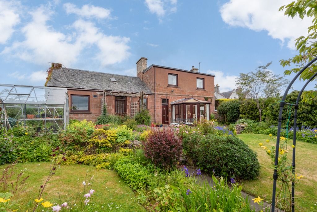 4 bed detached house for sale in Glamis Road, Kirriemuir, Angus DD8, £