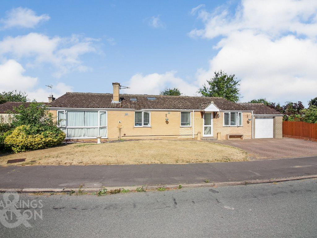 4 bed detached bungalow for sale in St. Michaels Way, Brundall, Norwich