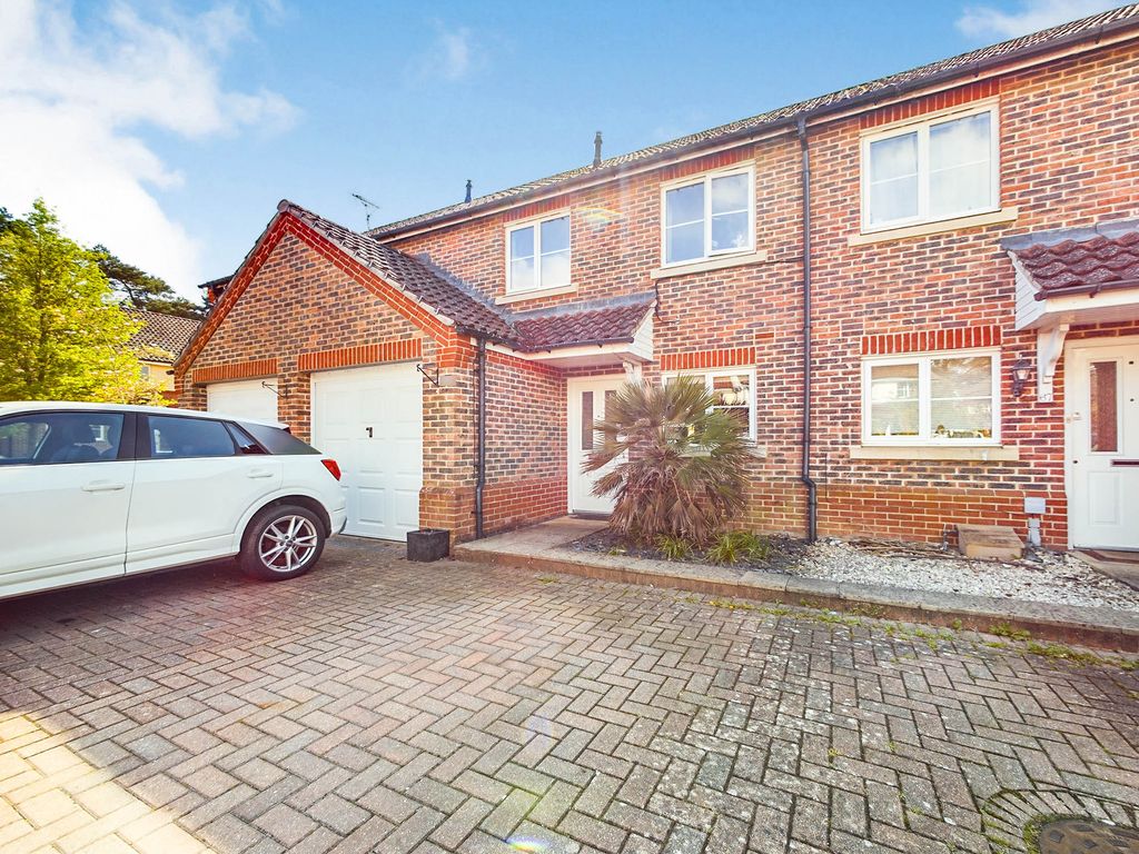 3 bed semidetached house for sale in Deer Way, Horsham RH12 Zoopla