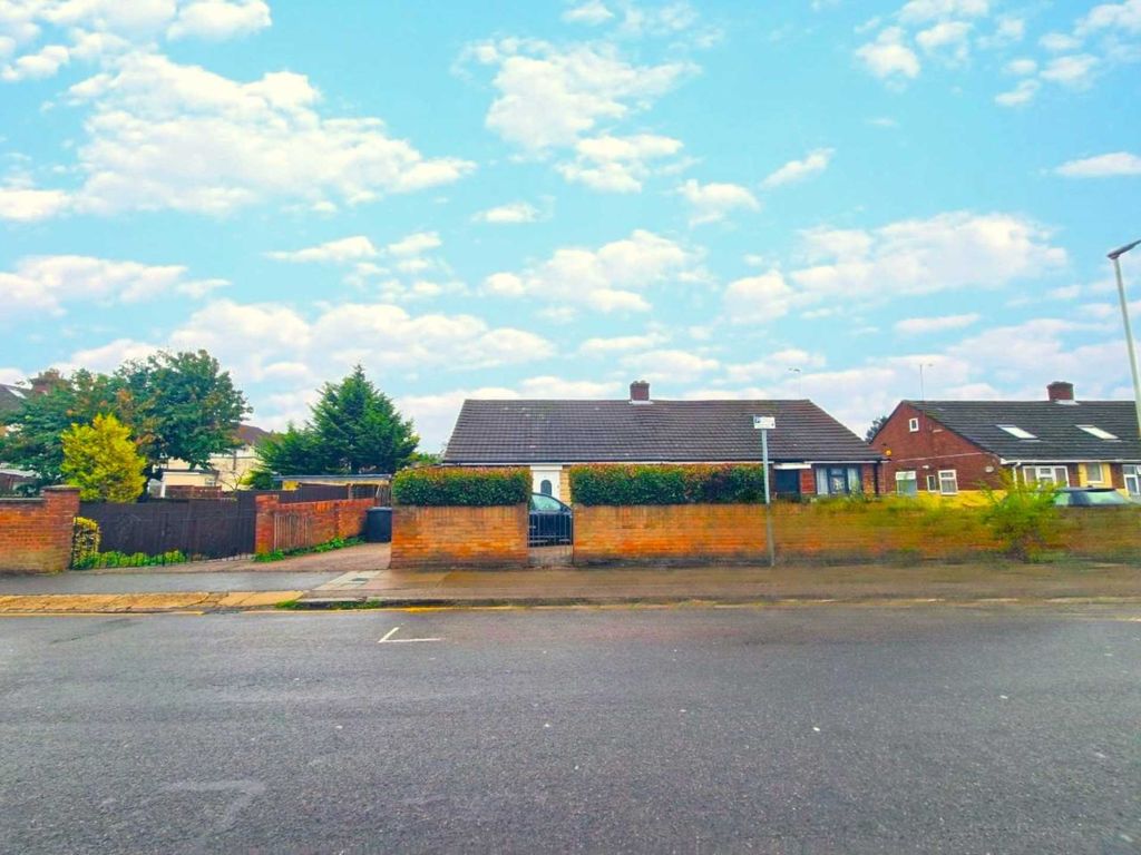 3 bed bungalow to rent in Linden Road, Luton LU4, £1,750 pcm Zoopla