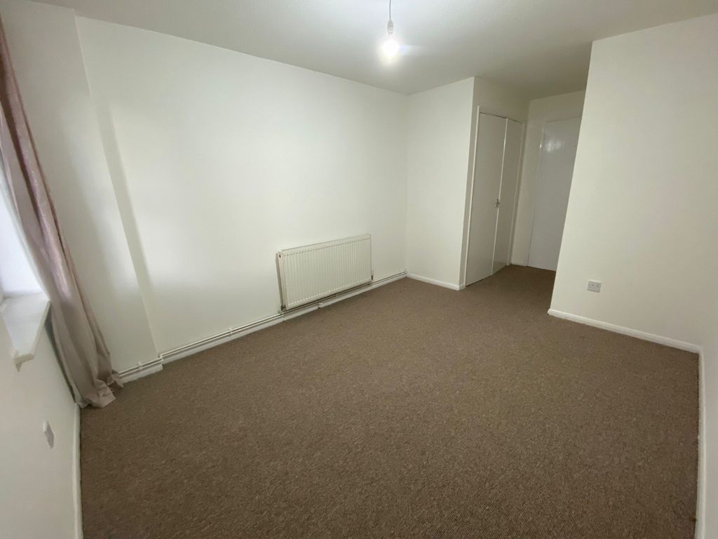 1 bed flat to rent in Market Place, Abridge, Romford RM4, £1,650 pcm