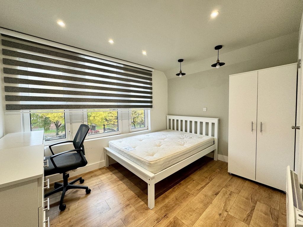 Room to rent in Archway Road, London N19, £1,100 pcm Zoopla