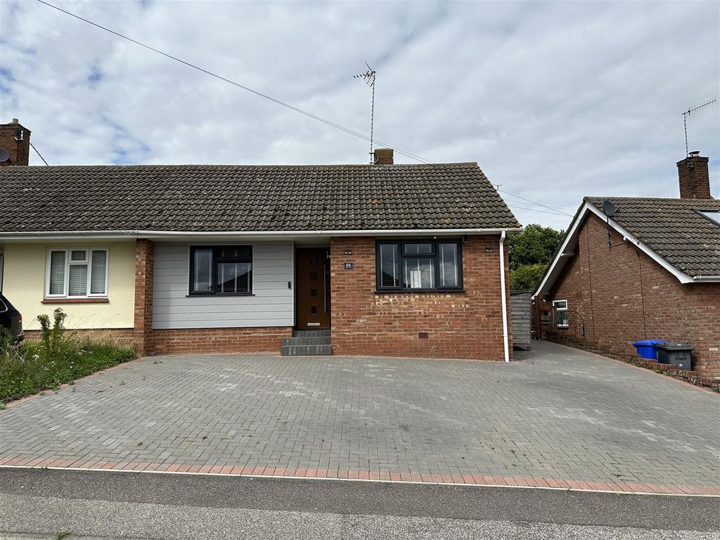 3 bed semidetached bungalow for sale in Bedingfield Crescent