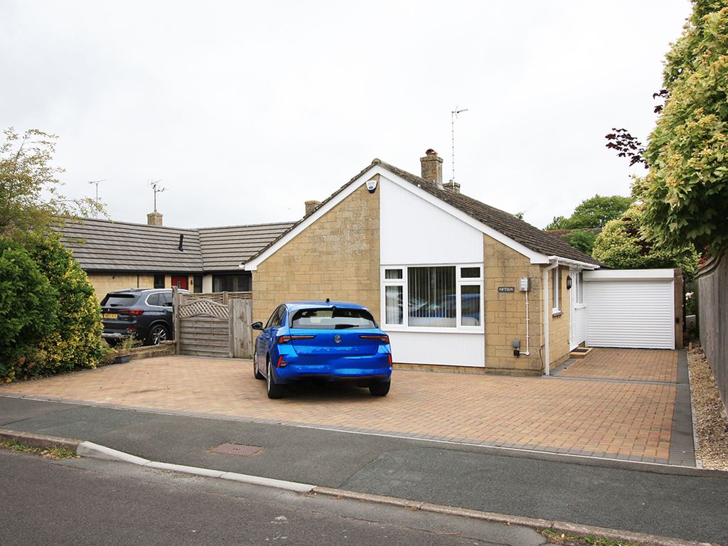 3 bed detached bungalow for sale in Sutton Park, Swindon SN26, £410,000
