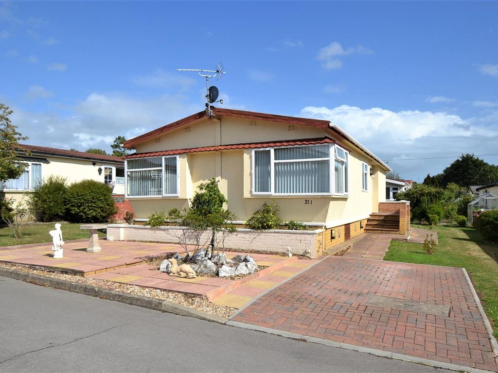 2 bed mobile/park home for sale in Lion House Park, Mill Road, Hailsham