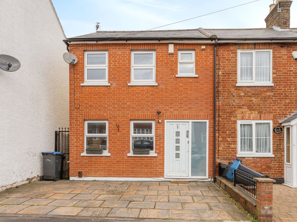 3 bed end terrace house for sale in Crown Terrace, London N14, £750,000