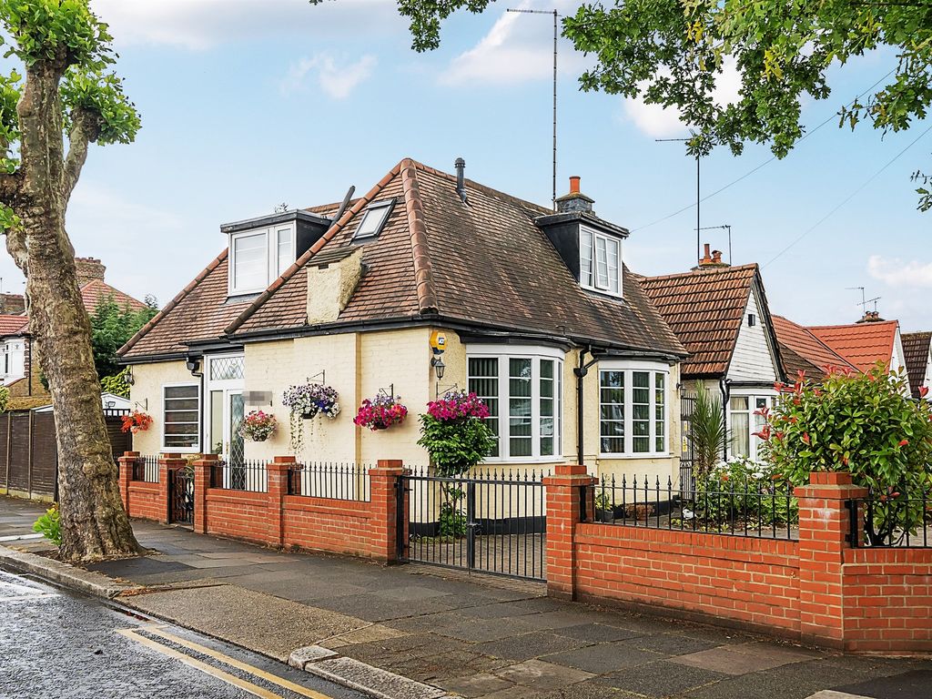 3 bed detached bungalow for sale in Manorway, Enfield EN1, £800,000