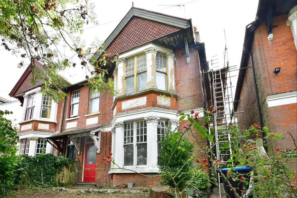 2 bed for sale in Croydon Road, Caterham, Surrey CR3, £