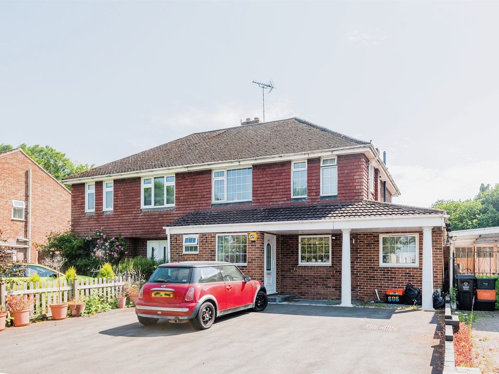 3 bed semidetached house for sale in Queens Drive, Swindon SN3, £