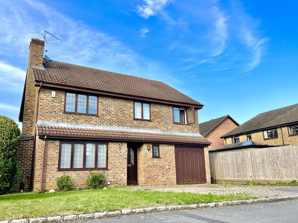 5 bed detached house for sale in Okingham Close, Owlsmoor, Sandhurst