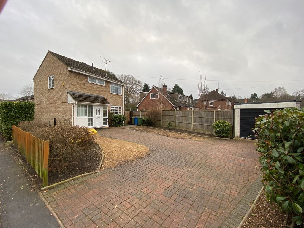 3 bed detached house to rent in Woburn Avenue, Farnborough GU14 Zoopla