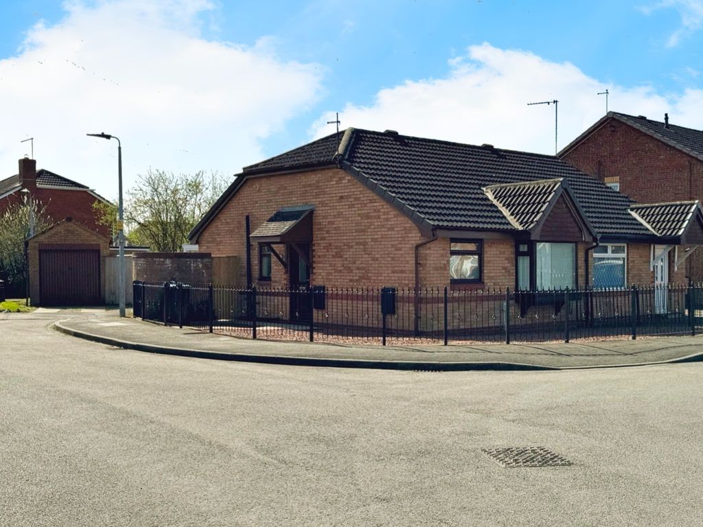2 bed semidetached bungalow for sale in Shropshire Close, Hull, East