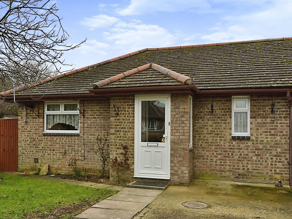 2 bed semidetached bungalow for sale in Specklands, Loughton, Milton