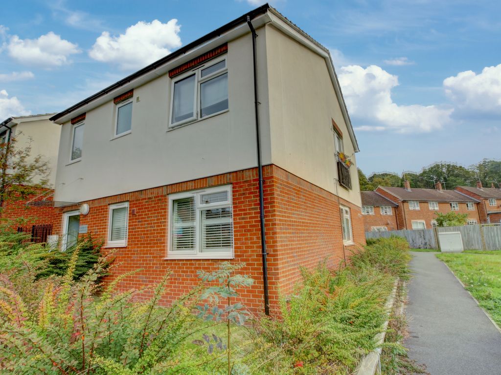 1 bed flat for sale in Trasher Mead, Dorking RH4, £162,500 Zoopla