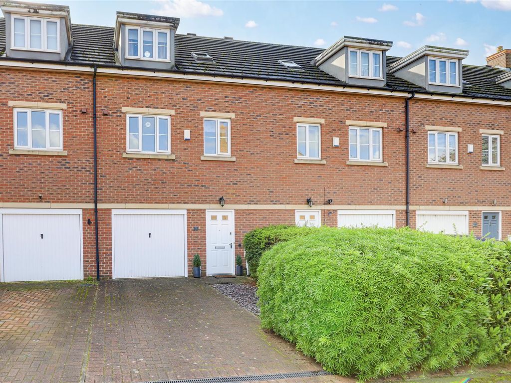 3 bed terraced house for sale in Saxton Court, Arnold, Nottinghamshire