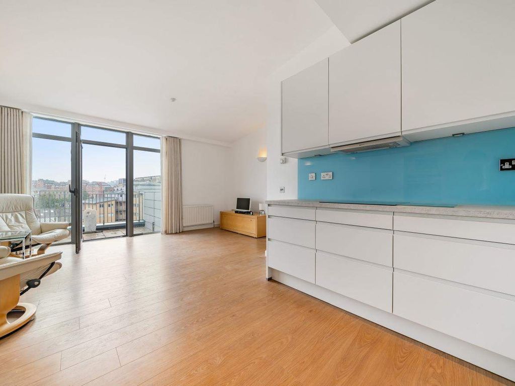 1 bed flat for sale in Wandsworth Bridge Road, London SW6, £425,000