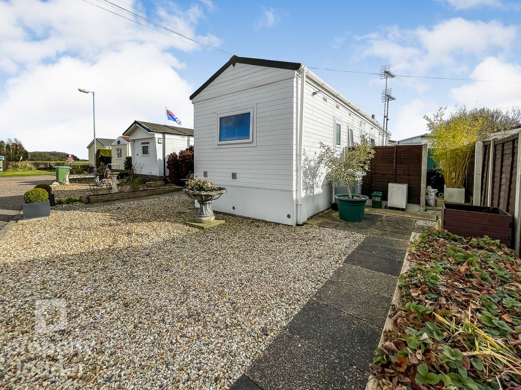 2 bed mobile/park home for sale in Woodland View, Stratton Strawless