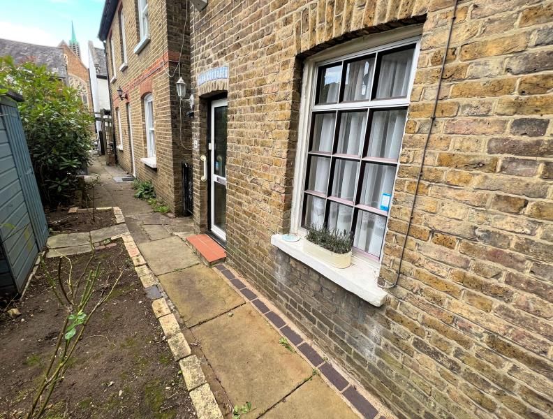 2 bed semidetached house for sale in Hendon Lane, Finchley N3, £