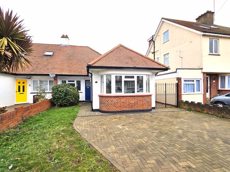 3 bed bungalow to rent in Midhurst Avenue, WestcliffOnSea SS0, £1,850