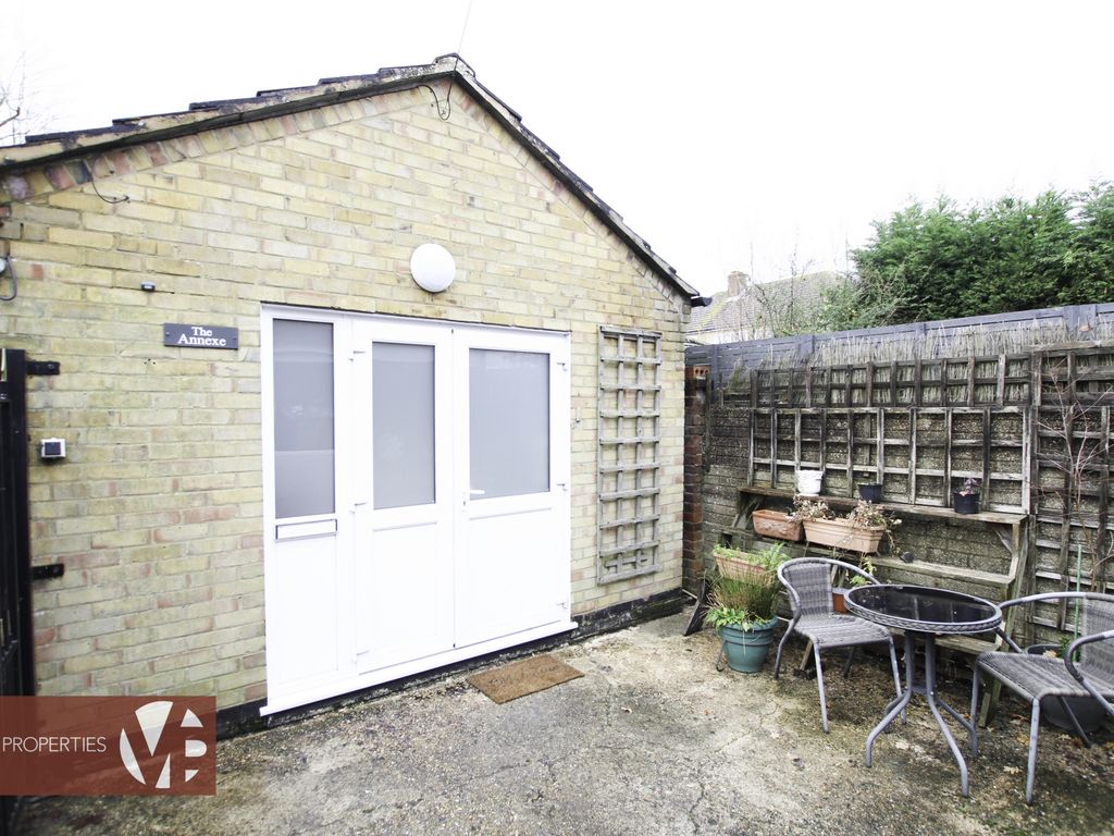 Studio to rent in Newgatestreet Road, Goffs Oak EN7, £750 pcm Zoopla