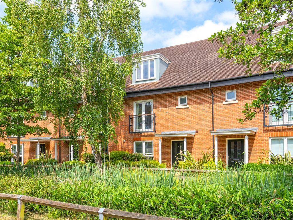 4 bed property for sale in Reeds Meadow, Merstham, Redhill RH1, £