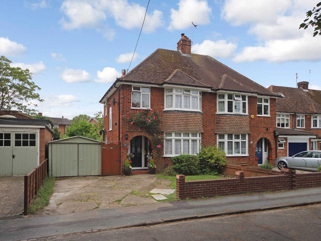 3 bed semidetached house for sale in London Road, Aston Clinton HP22