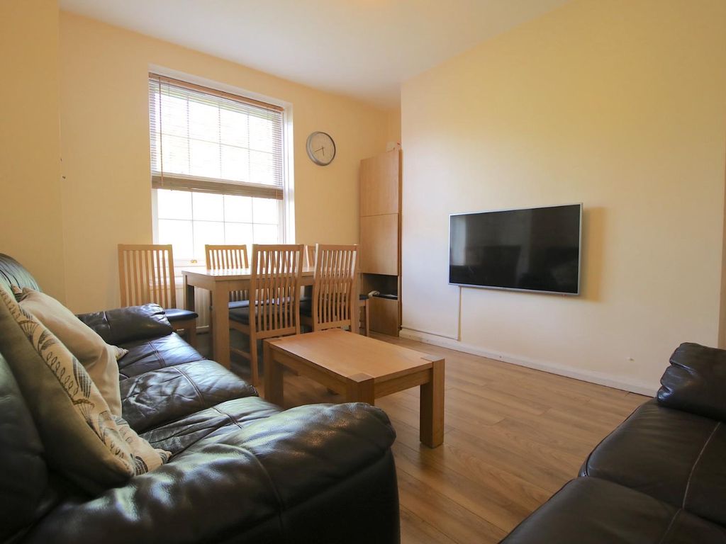 4 bed flat to rent in Bromley High Street, London E3 Zoopla
