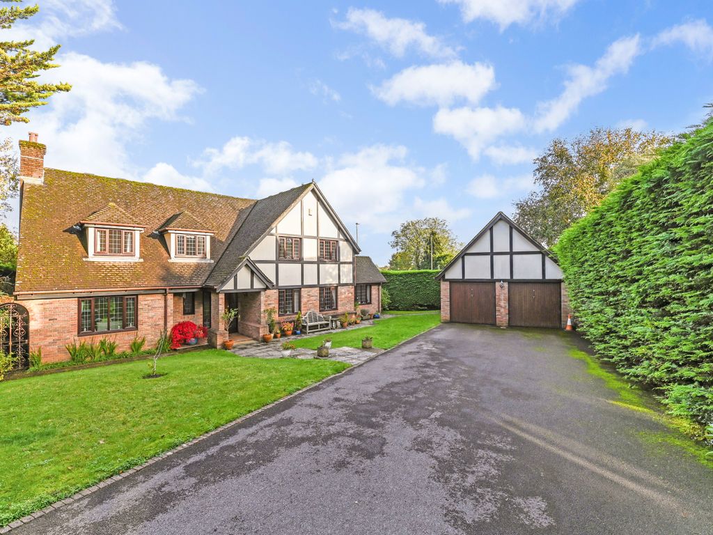 5 bed detached house for sale in Parsonage Close, Sheet, Petersfield