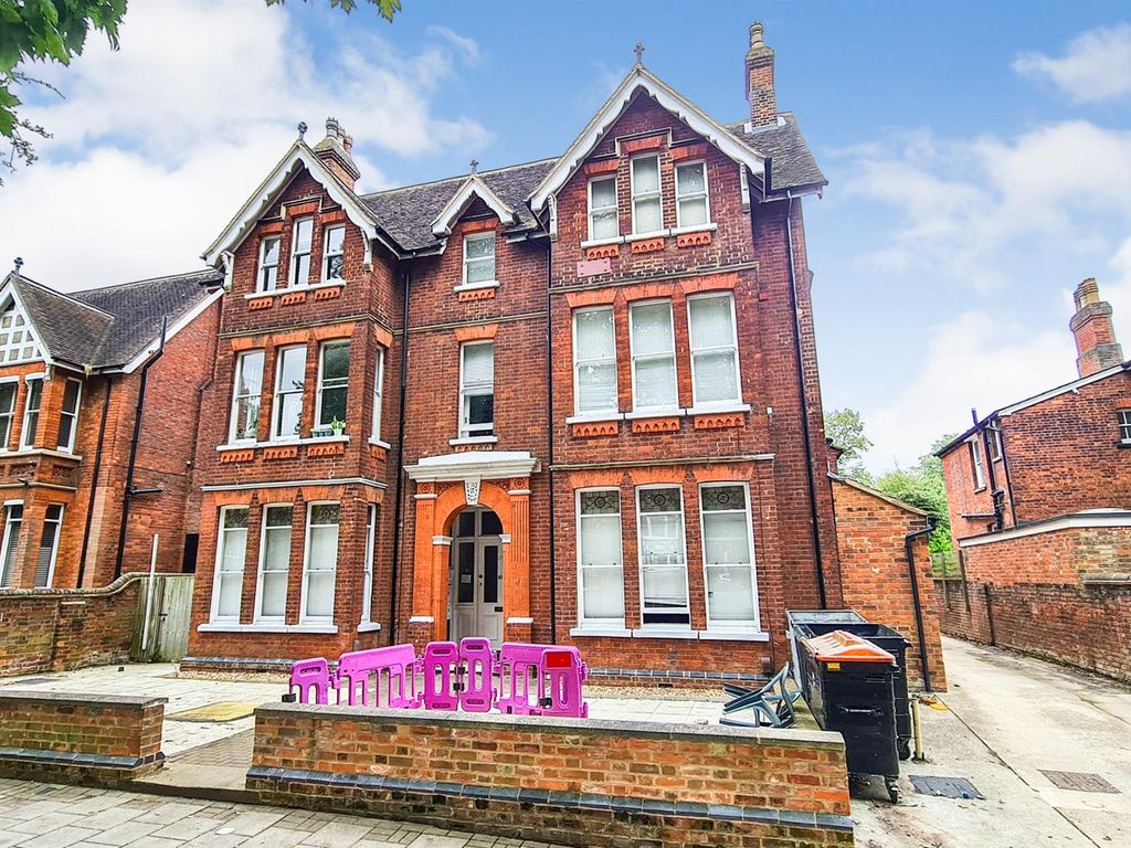 3 bed flat for sale in De Parys Avenue, Bedford MK40, £225,000 Zoopla