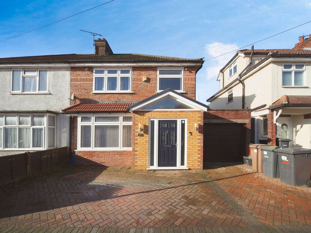 3 bed semidetached house for sale in Richmond Hill, Luton LU2, £