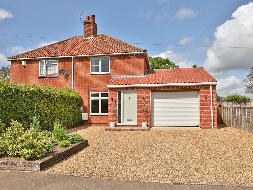 4 bed semidetached house for sale in Preston Avenue, Wymondham