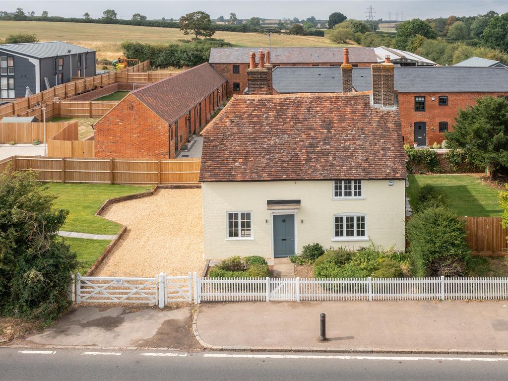 4 bed detached house for sale in Watling Street, Hockliffe, Leighton