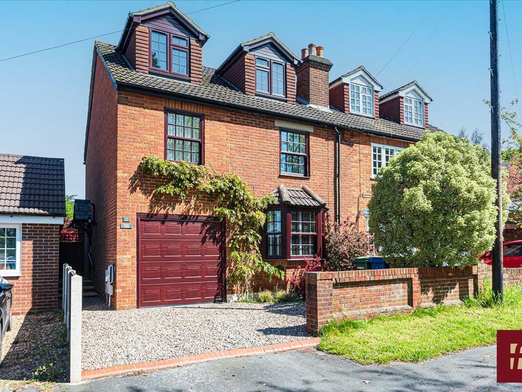 4 bed semidetached house for sale in Wellington Road, Crowthorne RG45
