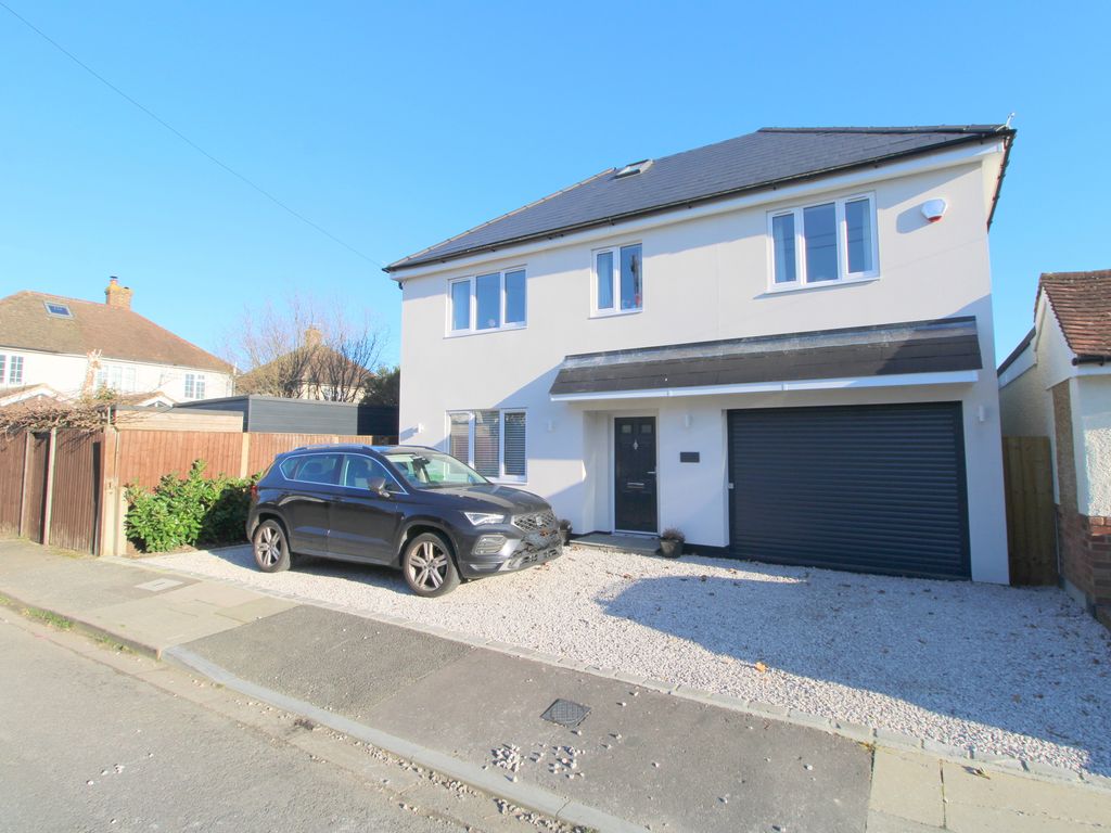 5 bed detached house for sale in Fontmell Close, Ashford TW15, £825,000