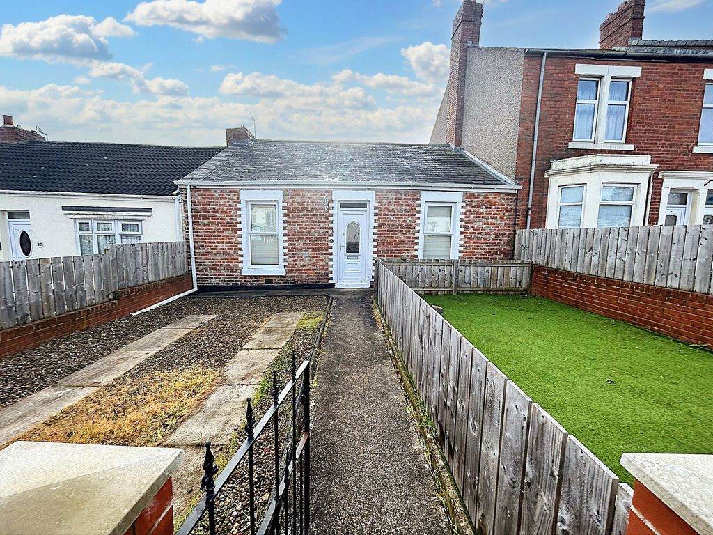 2 bed bungalow to rent in Spoor Street, Dunston, Gateshead NE11, £700