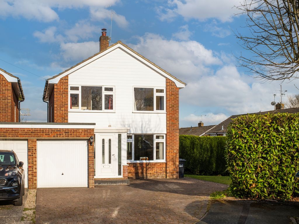 3 bed linkdetached house for sale in Byron Grove, East Grinstead RH19 Zoopla