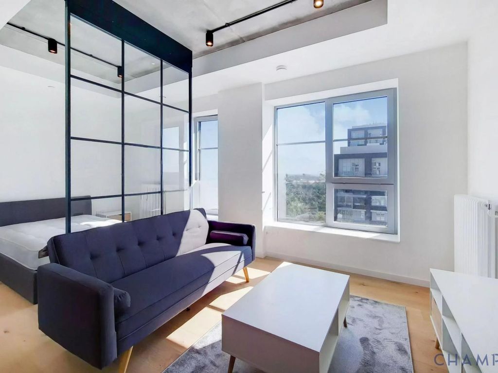 1 bed flat to rent in Goodluck Hope Walk, London E14, £2,350 pcm Zoopla