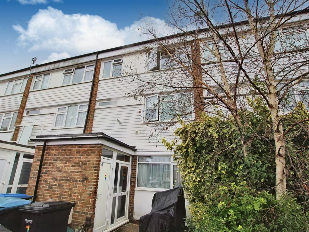 Terraced house to rent in Essex Close, Addlestone KT15 Zoopla