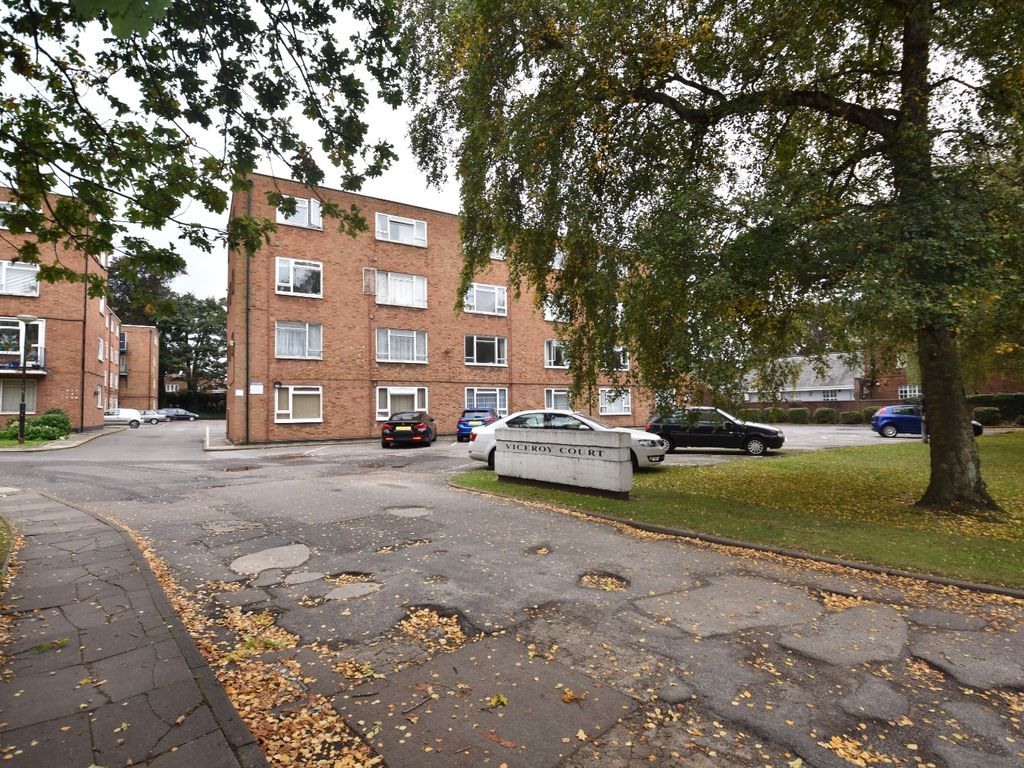 2 bed flat to rent in High Street South, Dunstable, Bedfordshire LU6