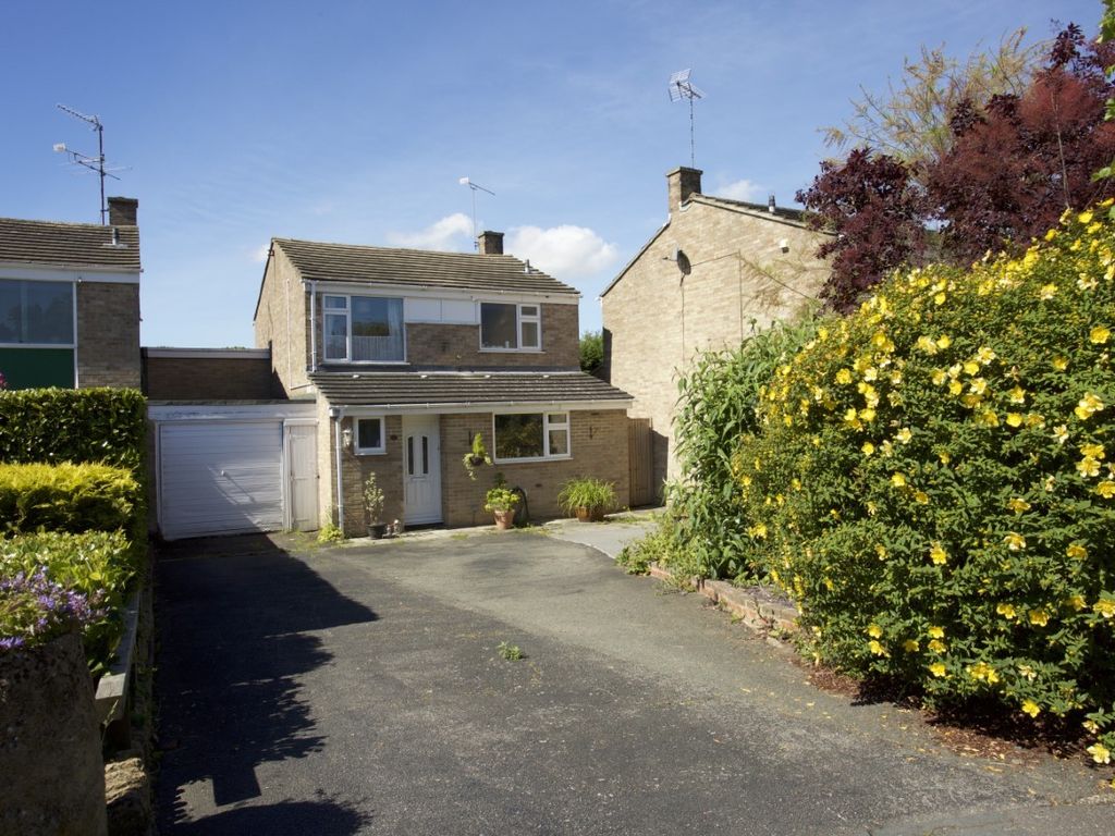 4 bed detached house to rent in Bicknell Road, Camberley, Surrey GU16