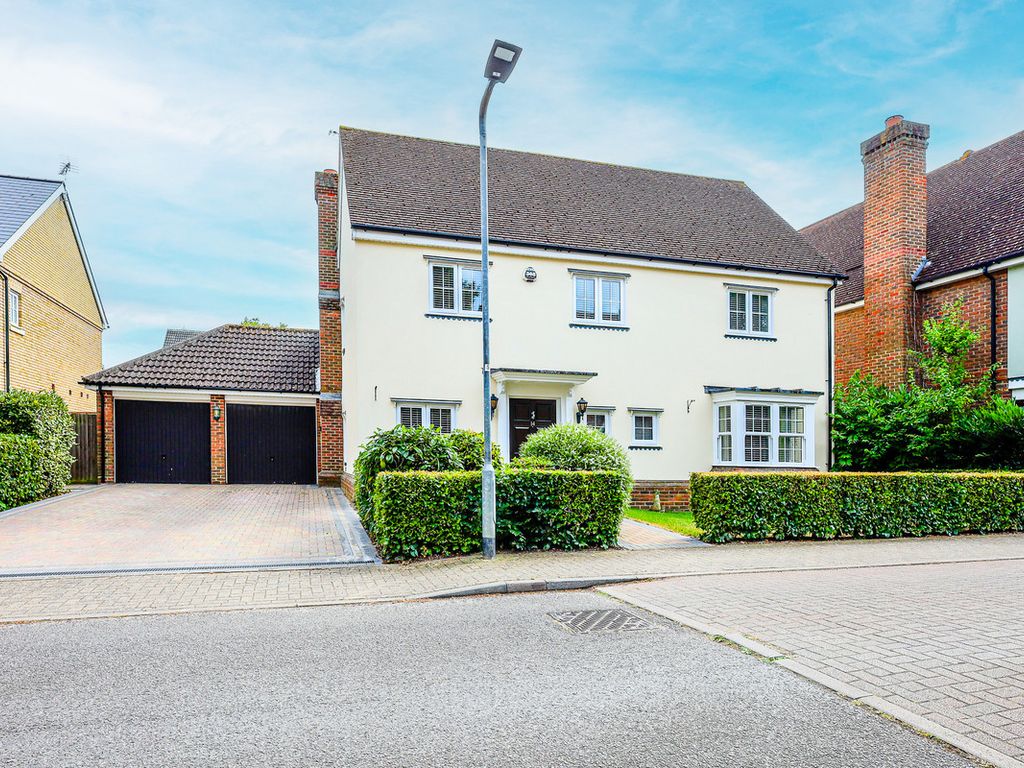 4 bed detached house for sale in Etheldore Avenue, Hockley SS5, £