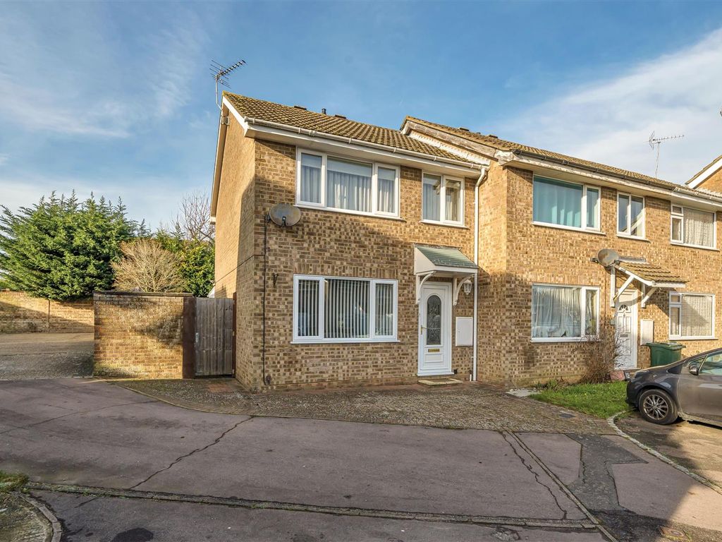 3 bed end terrace house for sale in Ash Close, Godinton Park, Ashford